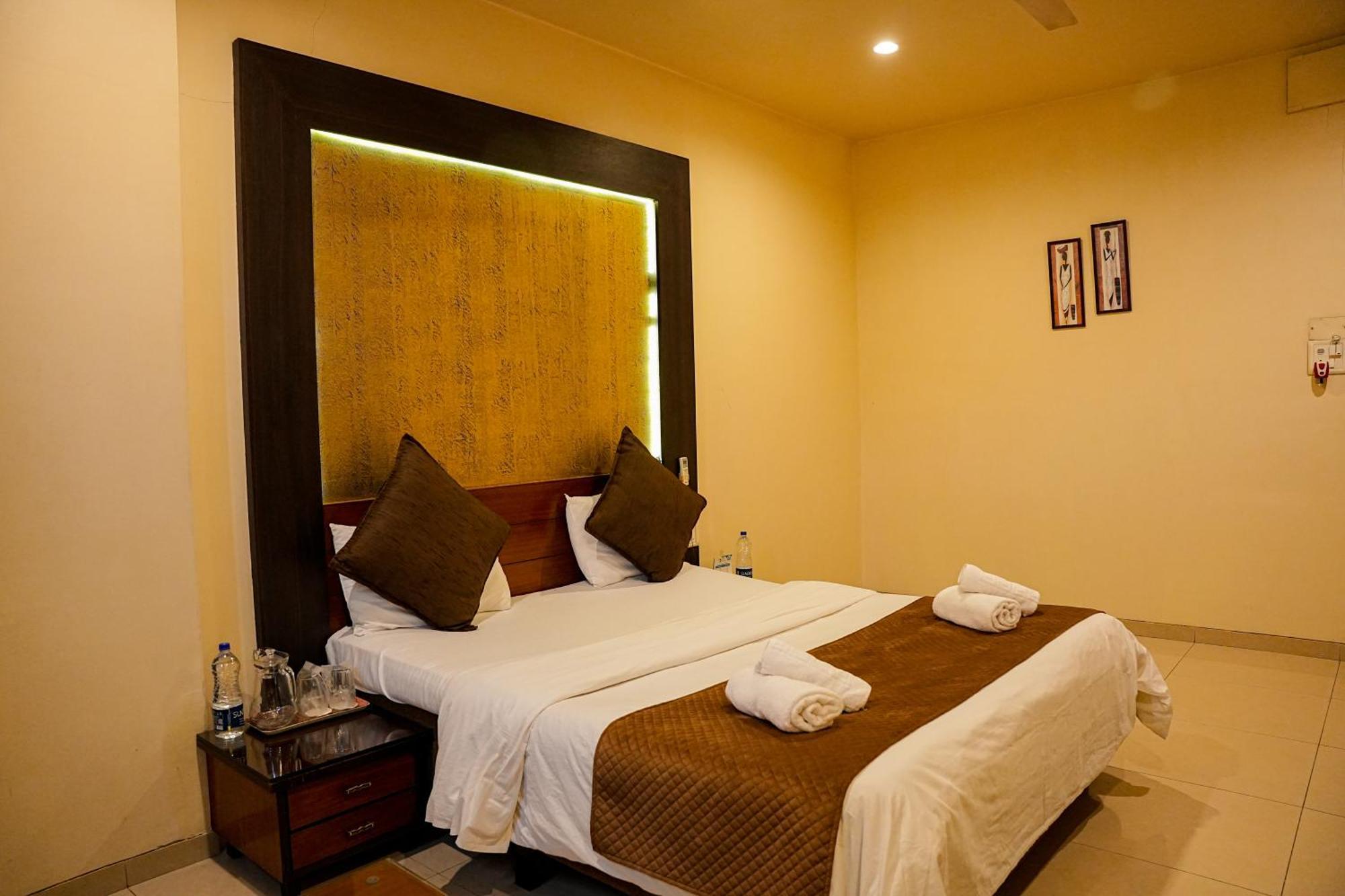 Hotel Viva Inn Yerandwane Dış mekan fotoğraf