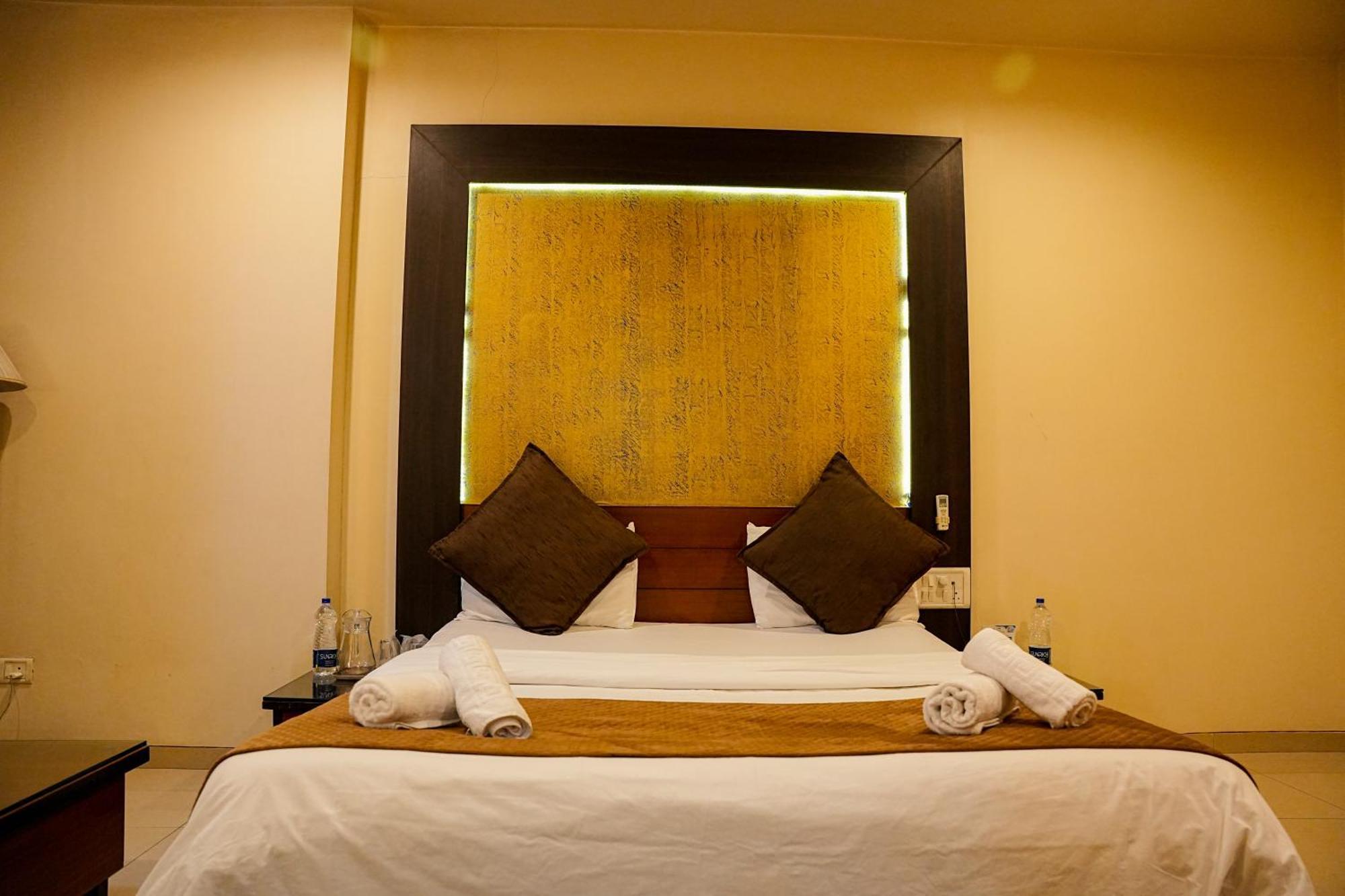 Hotel Viva Inn Yerandwane Dış mekan fotoğraf