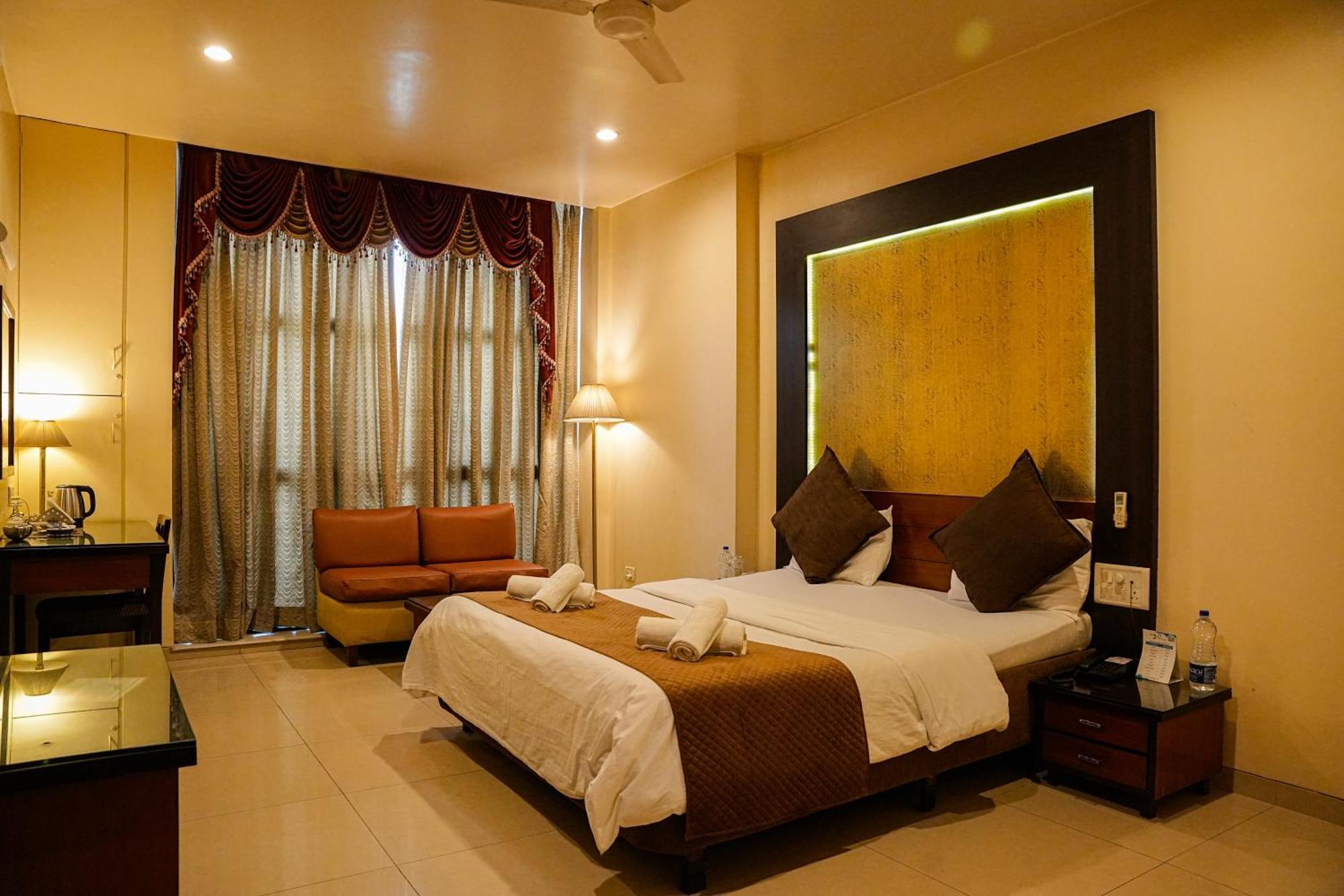 Hotel Viva Inn Yerandwane Dış mekan fotoğraf